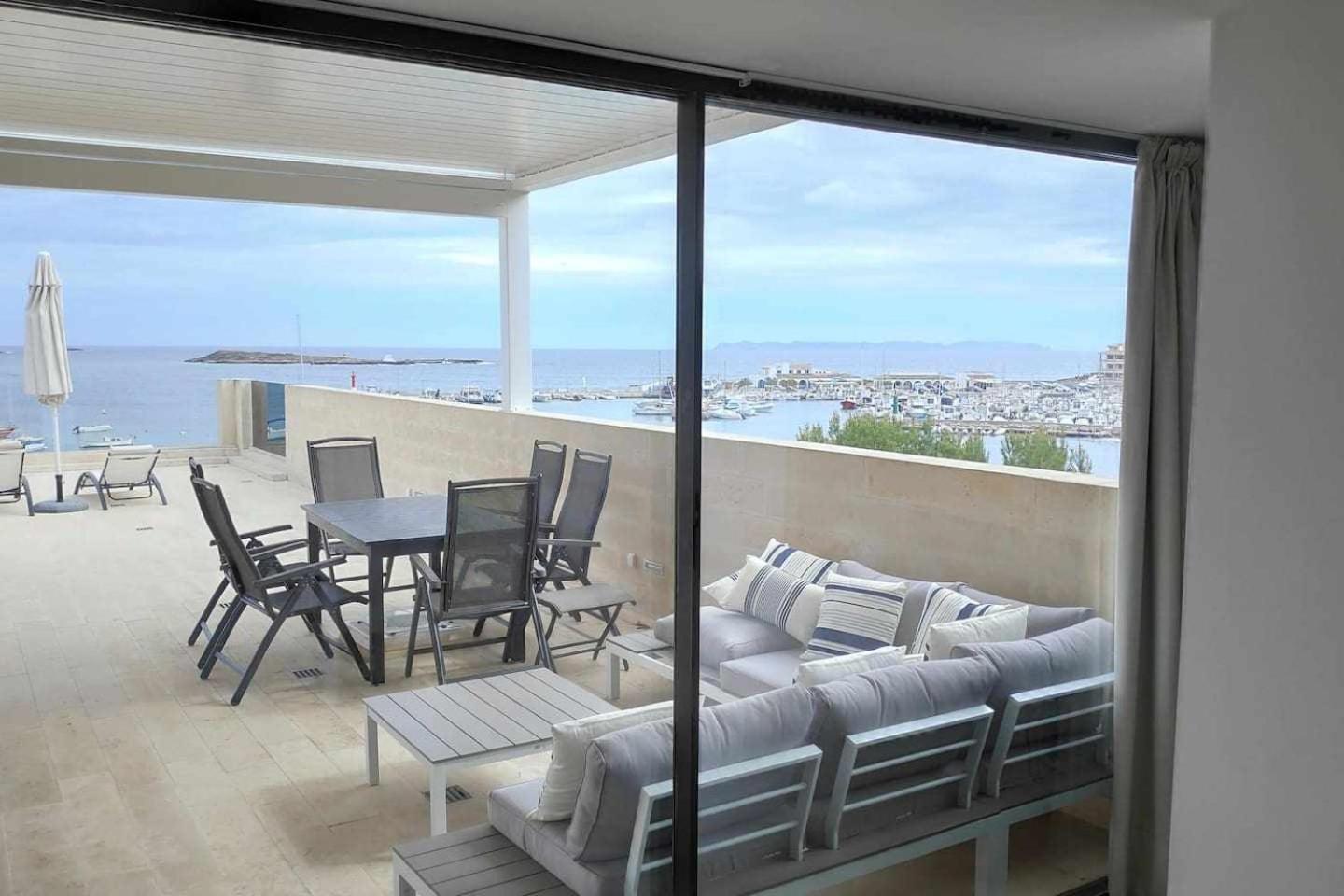 Beachfront Es Turo Apartment *